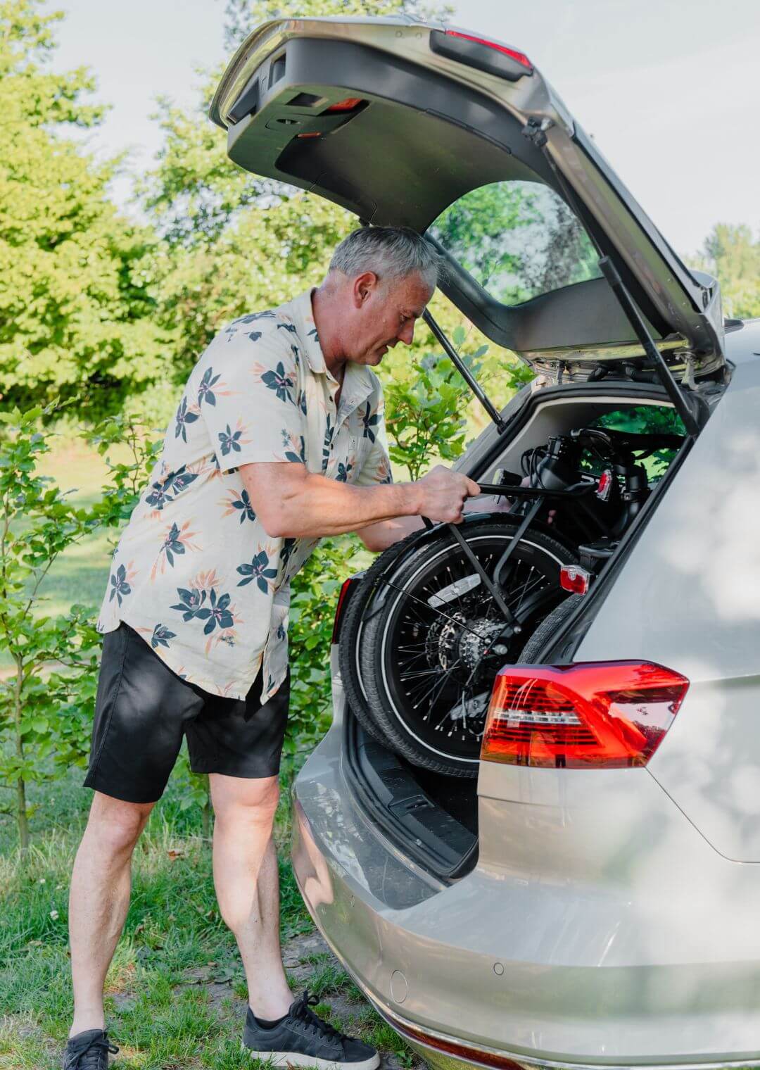 Revolt Carbon Fiber Folding E-Bike pour les propriétaires de véhicules de loisirs, de bateaux et de camping-cars